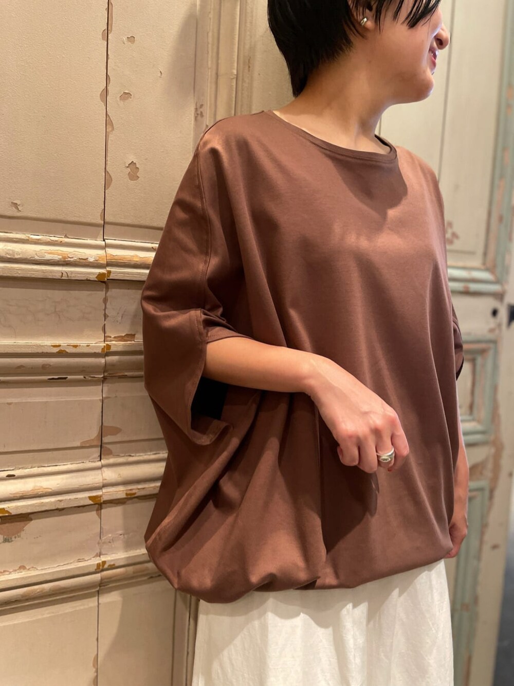 ブラウン系のTシャツ/カットソー、ホワイト系のその他パンツを着用したレディースの夏コーディネートの4枚目の写真