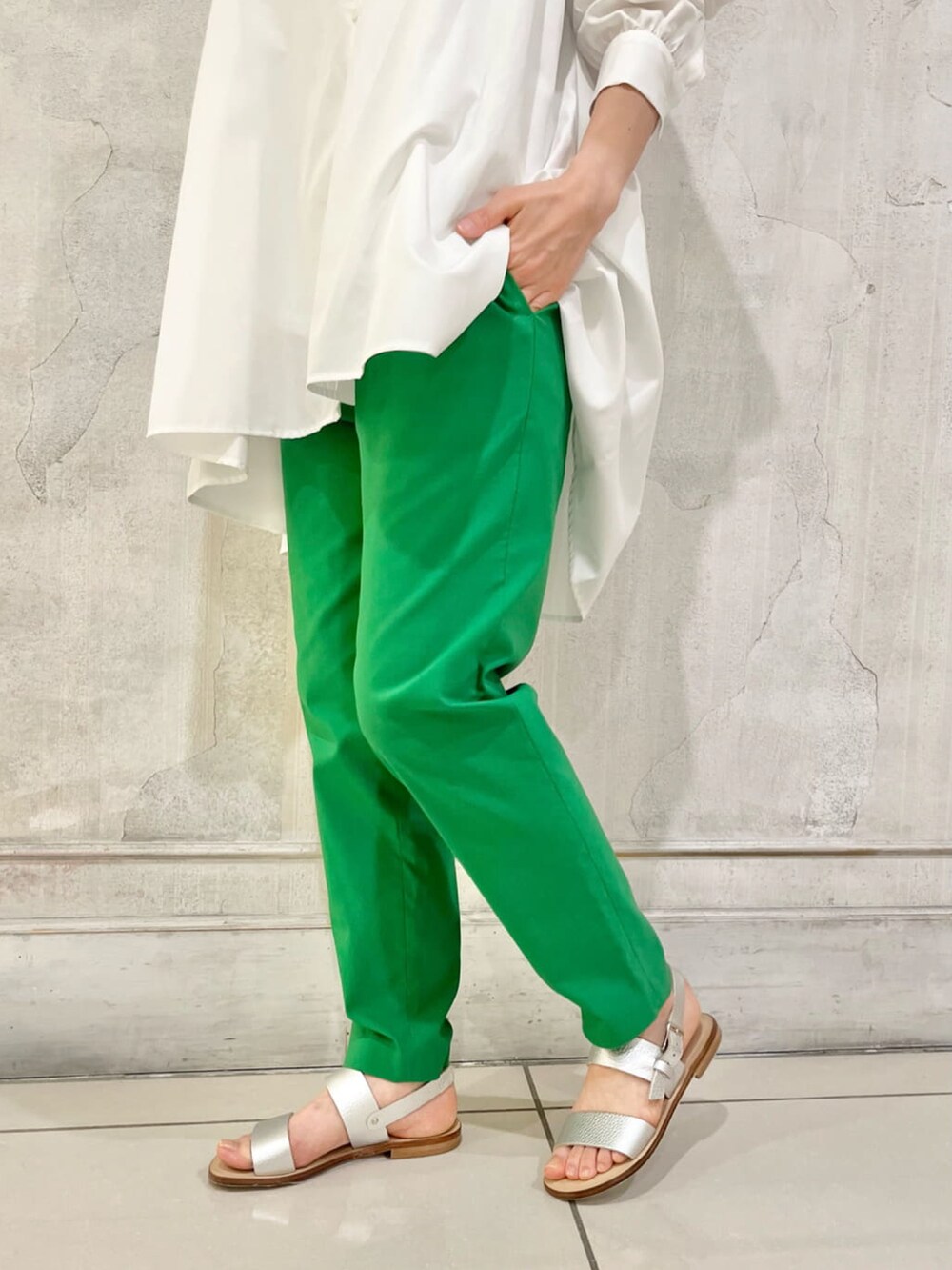 ホワイト系のシャツ/ブラウス、グリーン系のその他パンツ、シルバー系のサンダルを着用したレディースの夏コーディネートの3枚目の写真