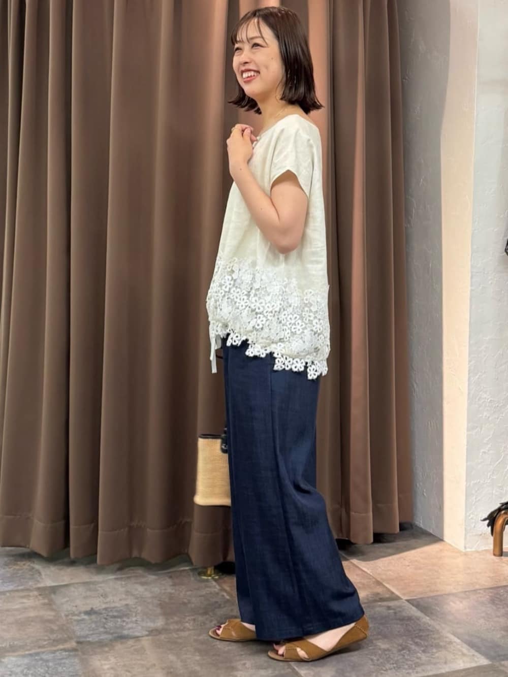 ブルー系のその他パンツ、ホワイト系のシャツ/ブラウスを着用したレディースの春コーディネートの4枚目の写真
