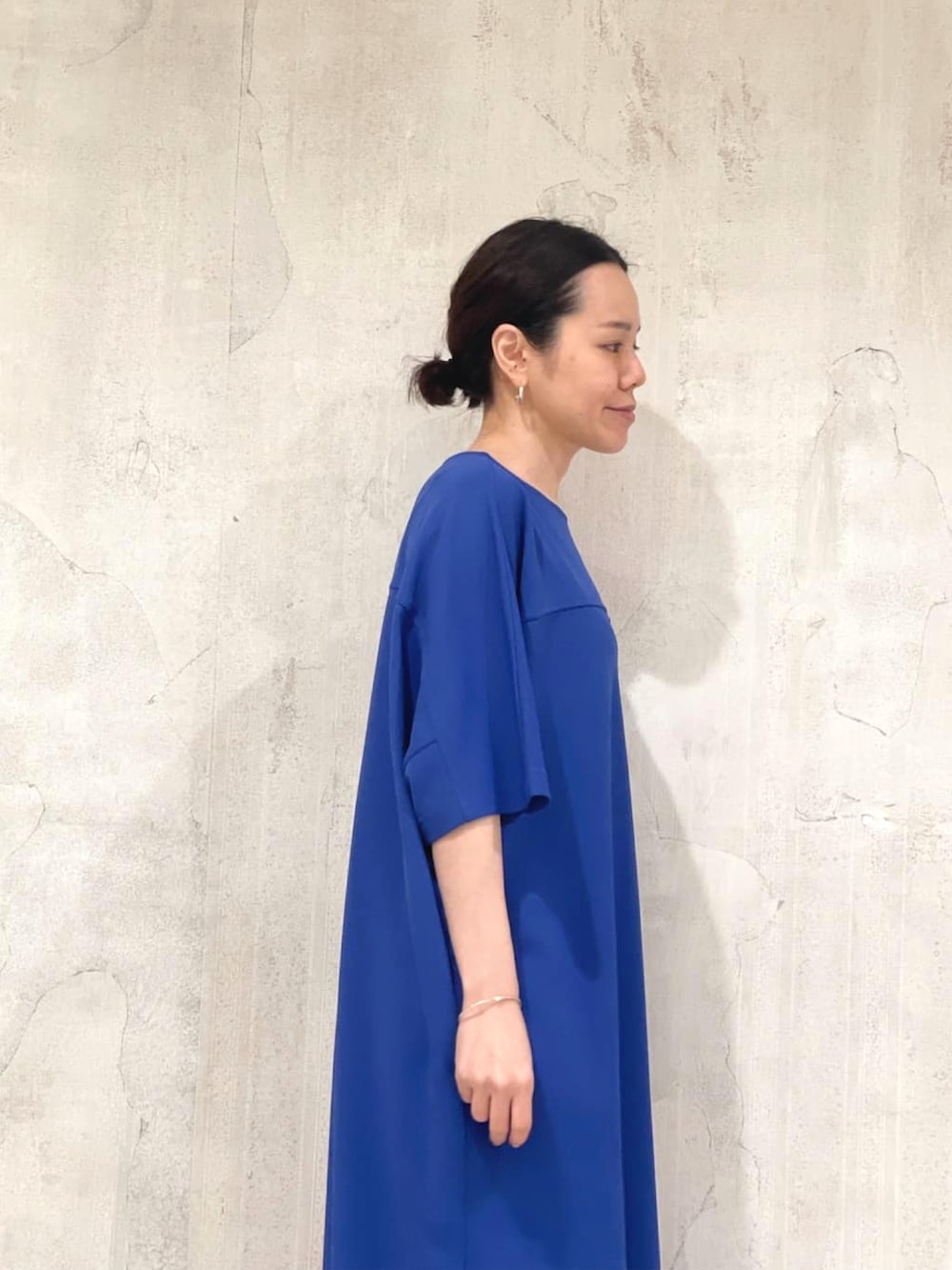 ブルー系のワンピース、グレー系のショルダーバッグを着用したレディースの夏コーディネートの3枚目の写真