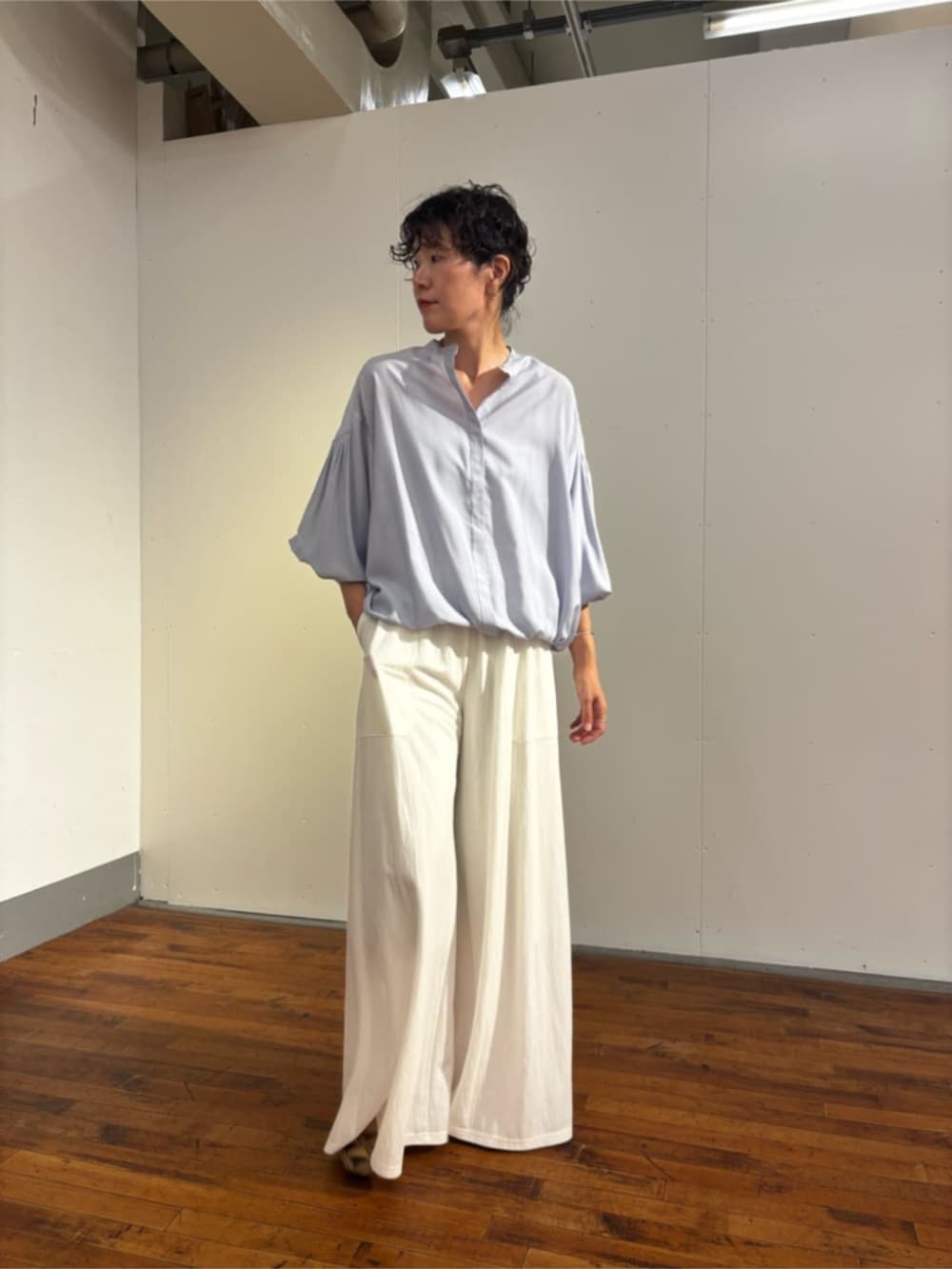 ホワイト系のその他パンツ、ブルー系のシャツ/ブラウス、ブラック系のトートバッグを着用したレディースの夏コーディネートの2枚目の写真