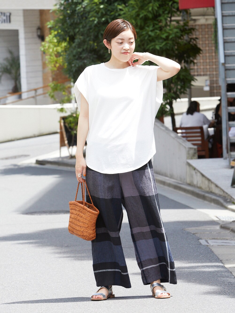「シンプルコーデ、オトナ女子、オトナカジュアル、夏、パンツスタイル、ootd、夏コーデ」｜「BEARDSLEYの後ろ布帛カットソー（Tシャツ/カットソー、ホワイト系）」を使った、BEARDSLEYさん（レディース・160cm）の夏コーディネートの2枚目の写真