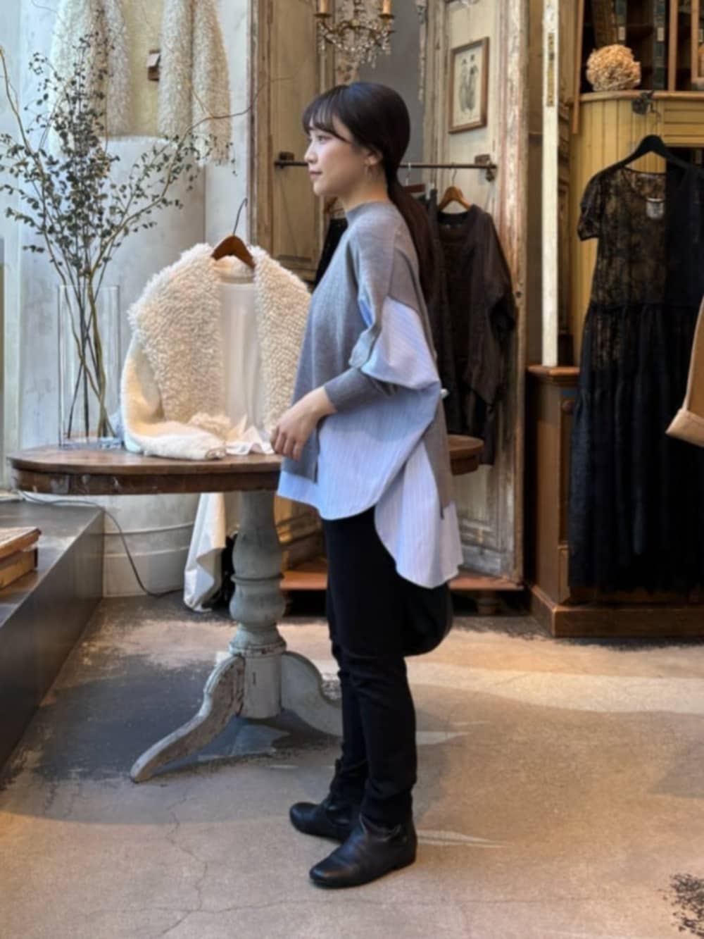 ブラック系のその他パンツ、グレー系のニット/セーターを着用したレディースの秋コーディネートの5枚目の写真