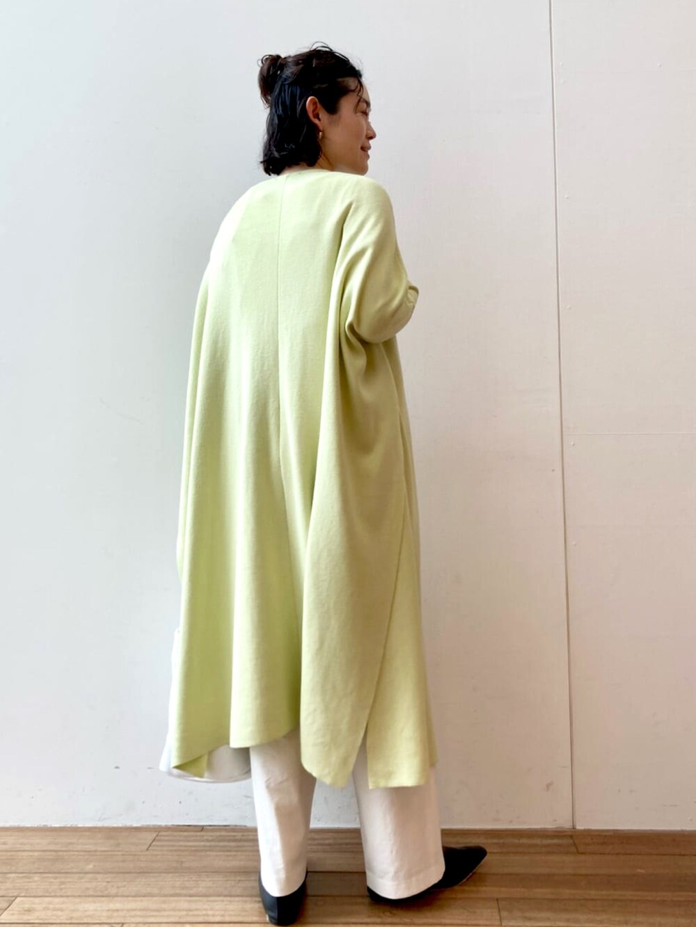 グリーン系のカーディガン/ボレロ、ホワイト系のTシャツ/カットソー、ブラック系のその他シューズを着用したレディースの春コーディネートの5枚目の写真