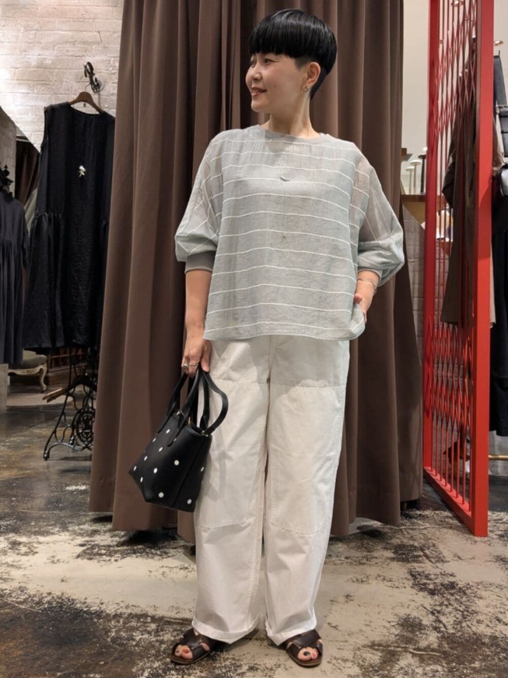 グレー系のシャツ/ブラウス、ホワイト系のその他パンツを着用したレディースの春コーディネートの2枚目の写真