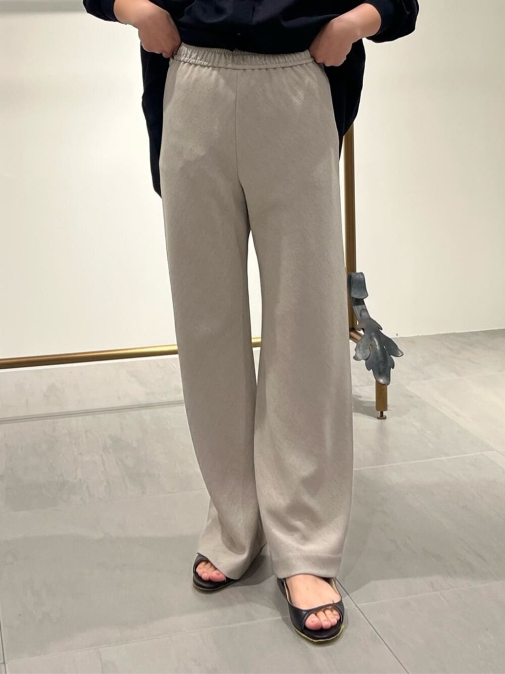 ブラック系のトートバッグ、ブラック系のシャツ/ブラウス、ベージュ系のその他パンツを着用したレディースの夏コーディネートの8枚目の写真