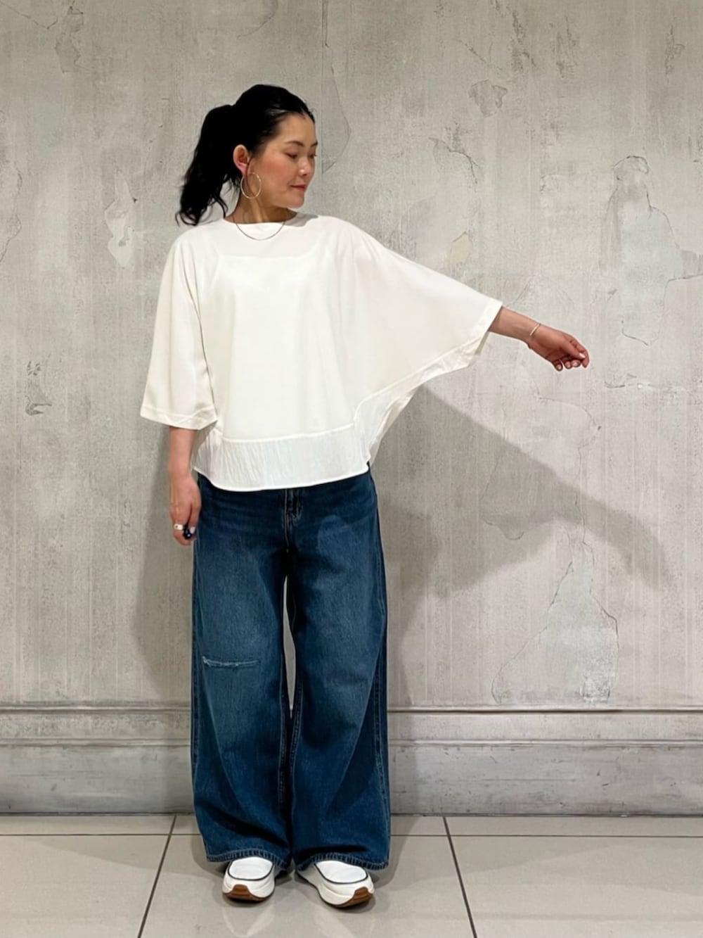 ブルー系のその他パンツ、ホワイト系のTシャツ/カットソー、ホワイト系のスニーカーを着用したレディースの春コーディネートの5枚目の写真