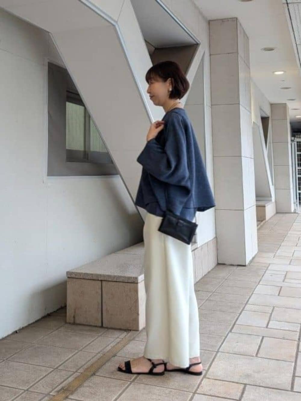 ホワイト系のその他パンツ、ブルー系のカーディガン/ボレロ、ブルー系のニット/セーターを着用したレディースの冬コーディネートの2枚目の写真