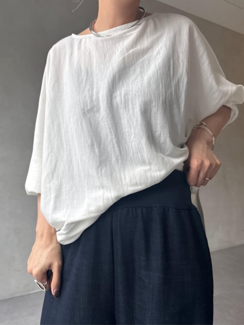 ブルー系のその他パンツ、ホワイト系のTシャツ/カットソーを着用したレディースの夏コーディネートの5枚目の写真