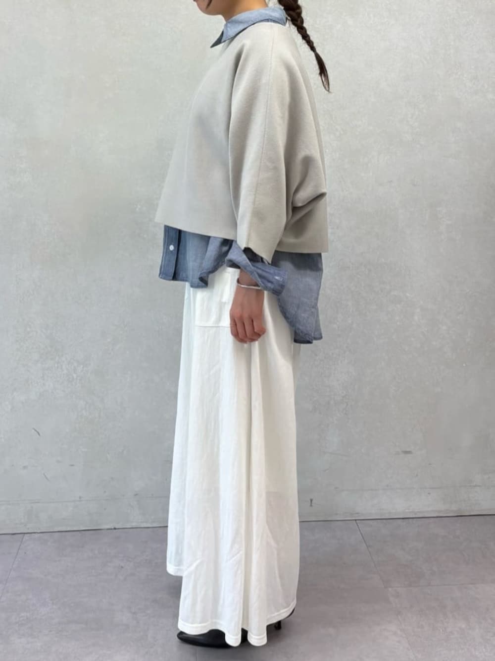 ブルー系のシャツ/ブラウス、グレー系のニット/セーター、ホワイト系のその他パンツを着用したレディースの夏コーディネートの5枚目の写真