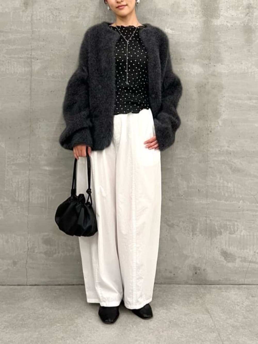 ホワイト系のその他パンツ、グレー系のその他アウター、ブラック系のTシャツ/カットソーを着用したレディースの夏コーディネートの5枚目の写真