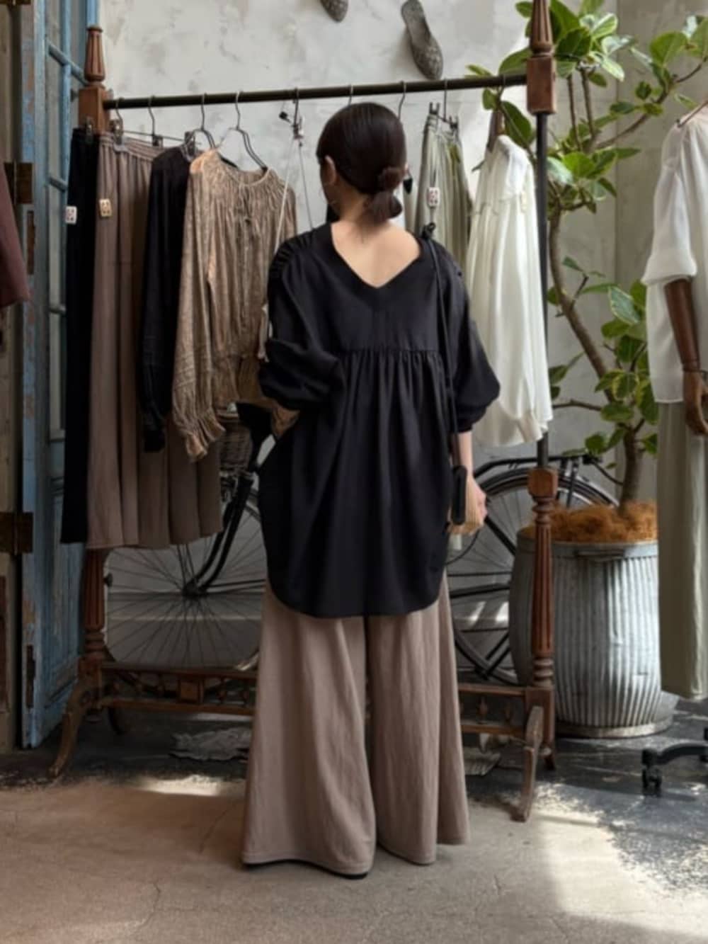 ベージュ系のその他パンツ、ブラック系のシャツ/ブラウスを着用したレディースの春コーディネートの5枚目の写真
