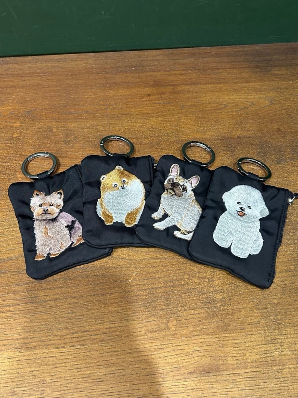 ブラック系のトートバッグ、ブラック系のポーチを着用したレディースの冬コーディネートの4枚目の写真