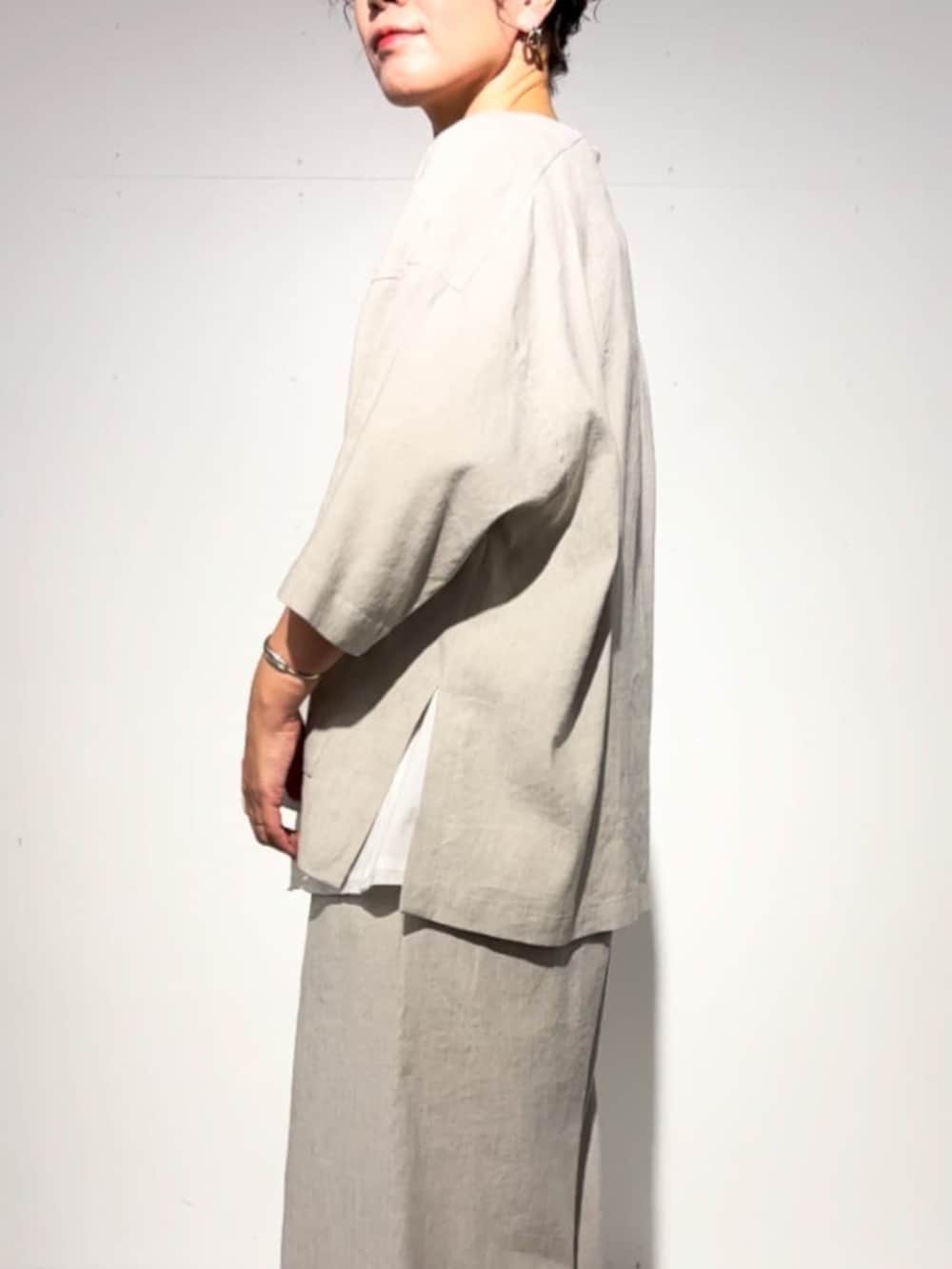 ブラック系のショルダーバッグ、ベージュ系のその他パンツ、ベージュ系のその他アウターを着用したレディースの春コーディネートの9枚目の写真