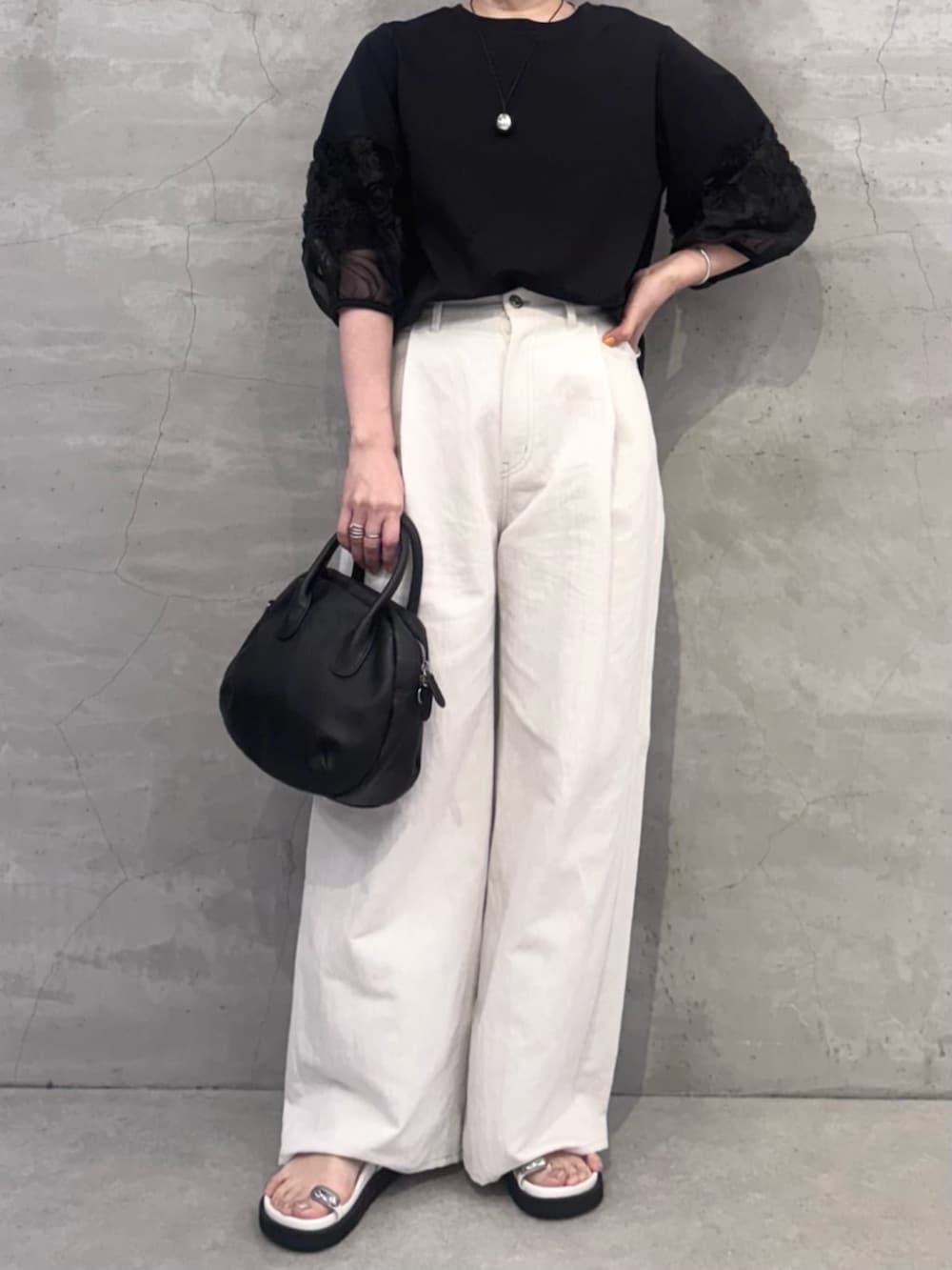 ブラック系のTシャツ/カットソー、ホワイト系のその他パンツを着用したレディースの春コーディネートの4枚目の写真