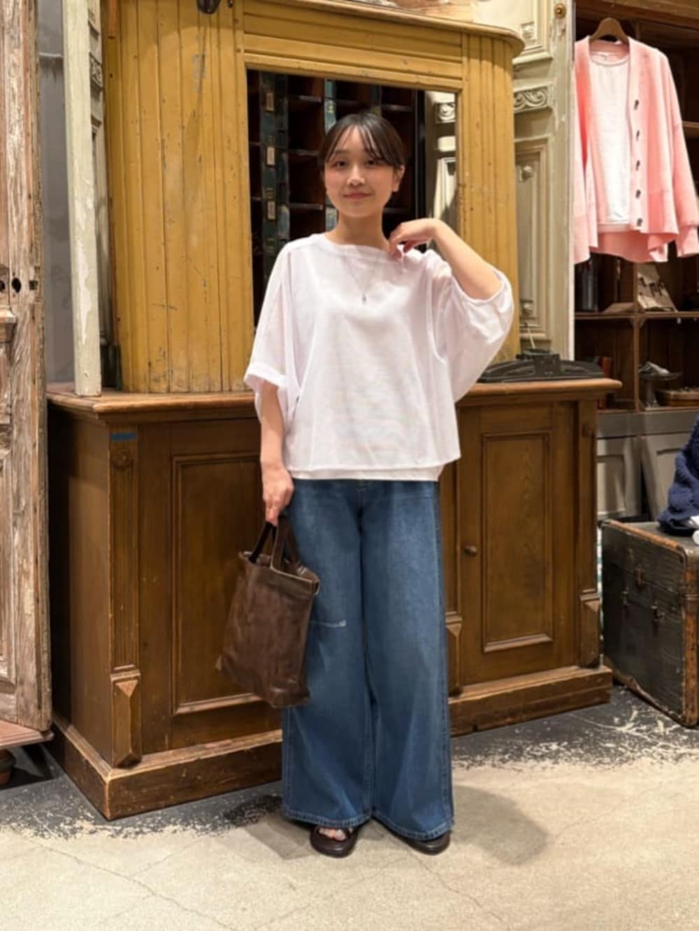 ブルー系のその他パンツ、ホワイト系のTシャツ/カットソーを着用したレディースの春コーディネートの2枚目の写真
