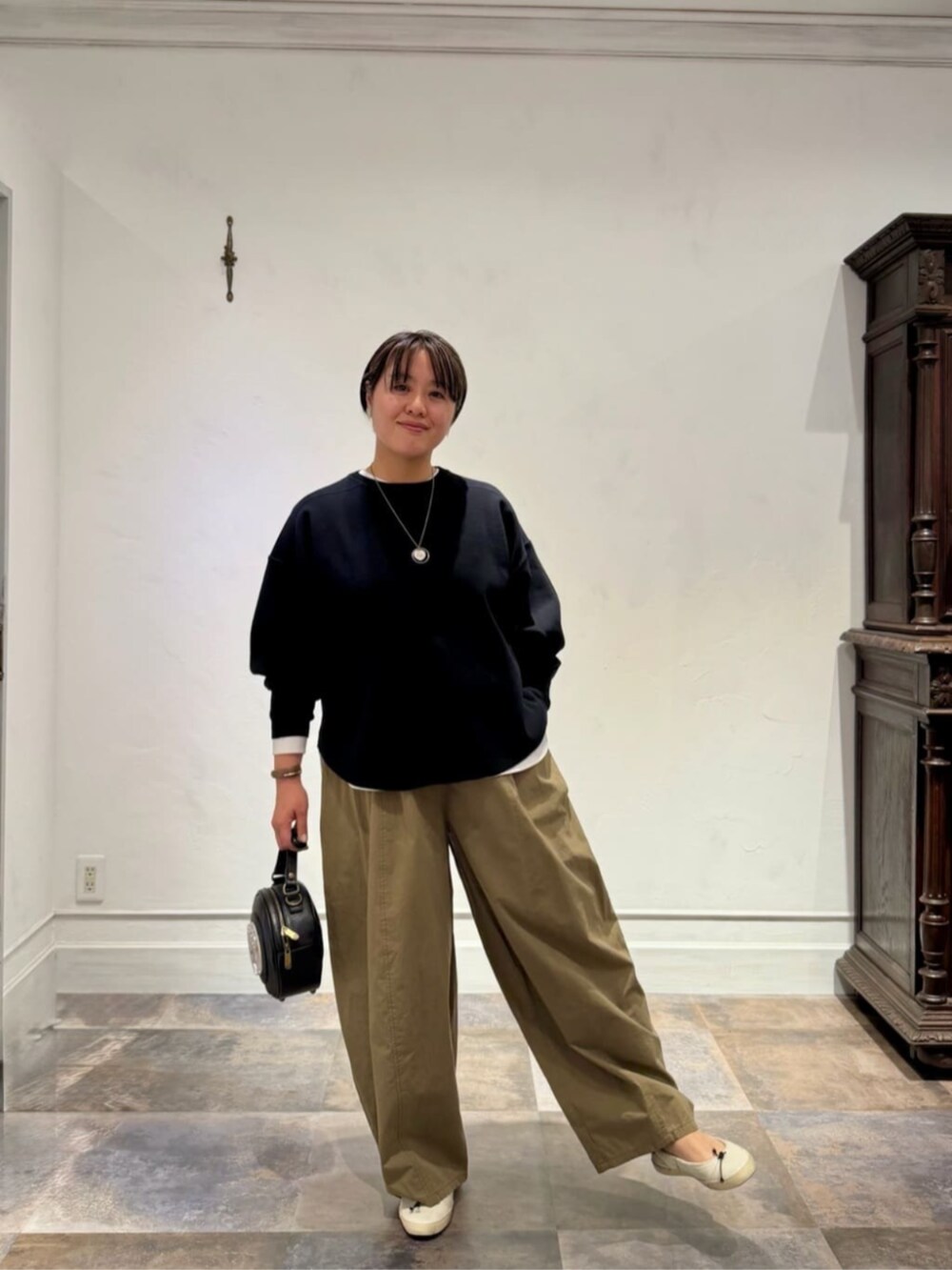 ホワイト系のシャツ/ブラウス、イエロー系のその他パンツ、ブラック系のTシャツ/カットソーを着用したレディースの春コーディネートの2枚目の写真