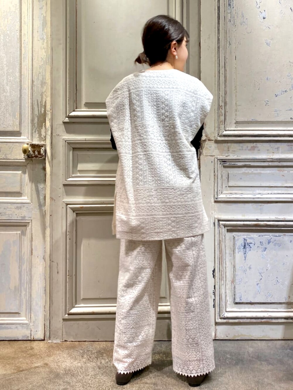 ホワイト系のシャツ/ブラウス、ブラック系のTシャツ/カットソー、ホワイト系のその他パンツを着用したレディースの春コーディネートの3枚目の写真