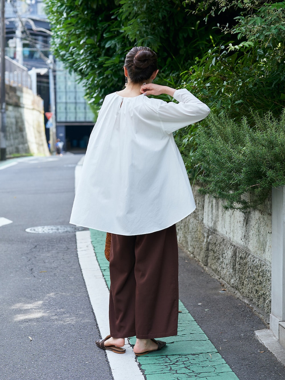 ホワイト系のシャツ/ブラウス、ブラウン系のその他パンツを着用したレディースの夏コーディネートの3枚目の写真