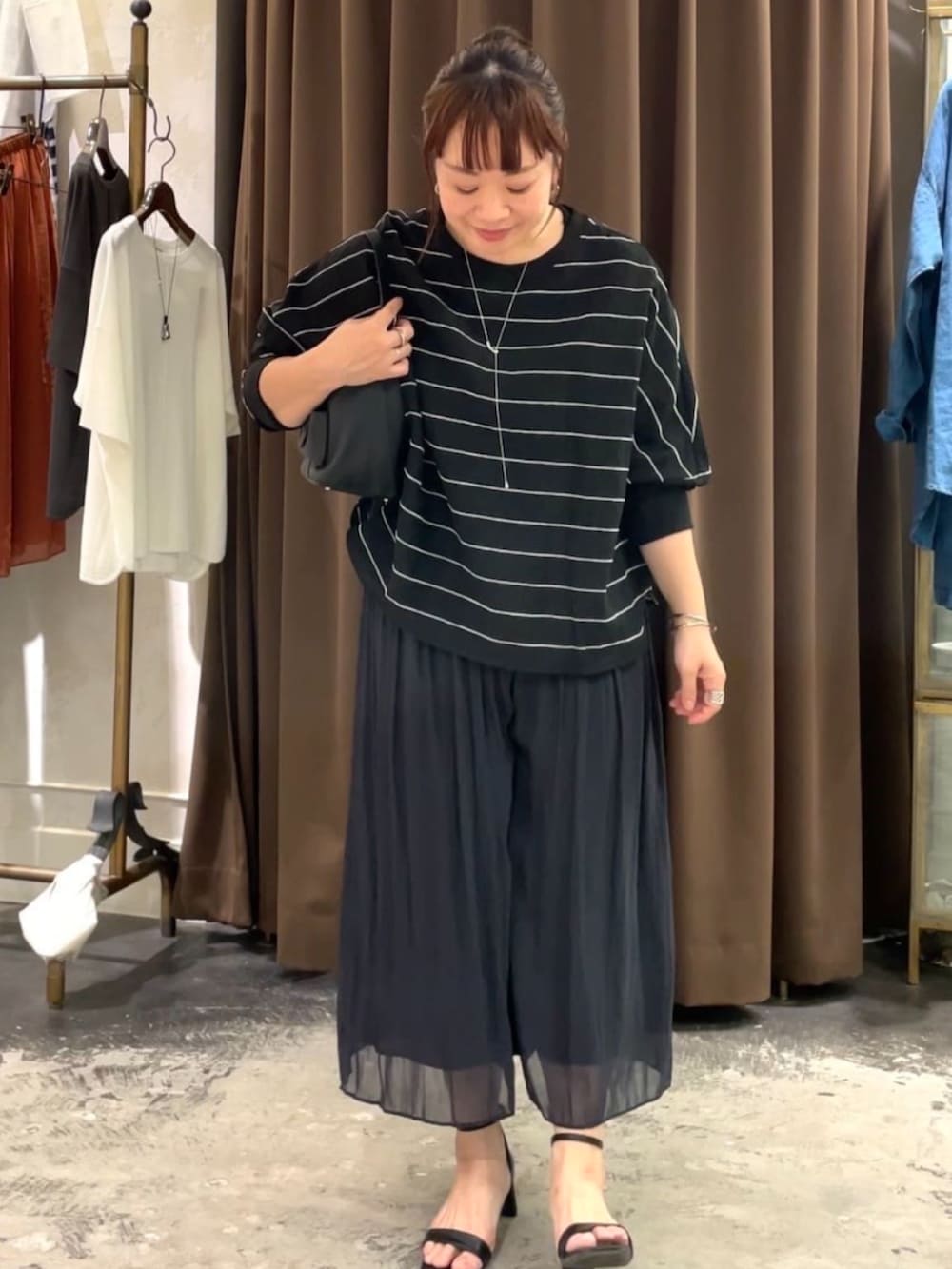 ブラック系のその他パンツ、ブラック系のシャツ/ブラウスを着用したレディースの春コーディネートの2枚目の写真