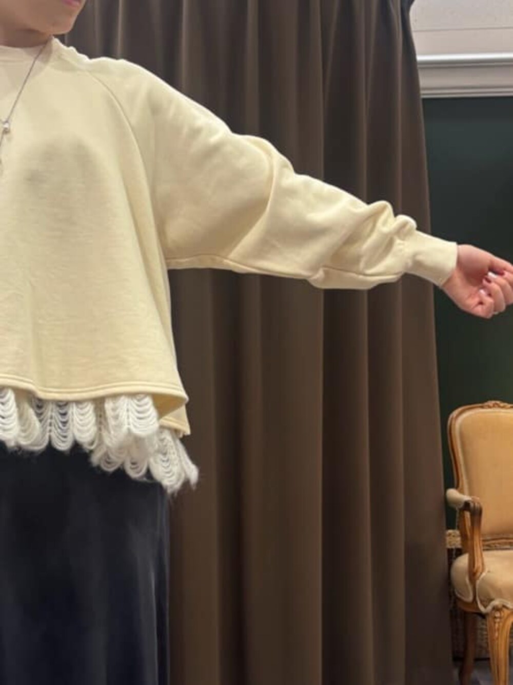 ブラック系のスカート、グレー系のハンドバッグ、ホワイト系のTシャツ/カットソーを着用したレディースの冬コーディネートの8枚目の写真