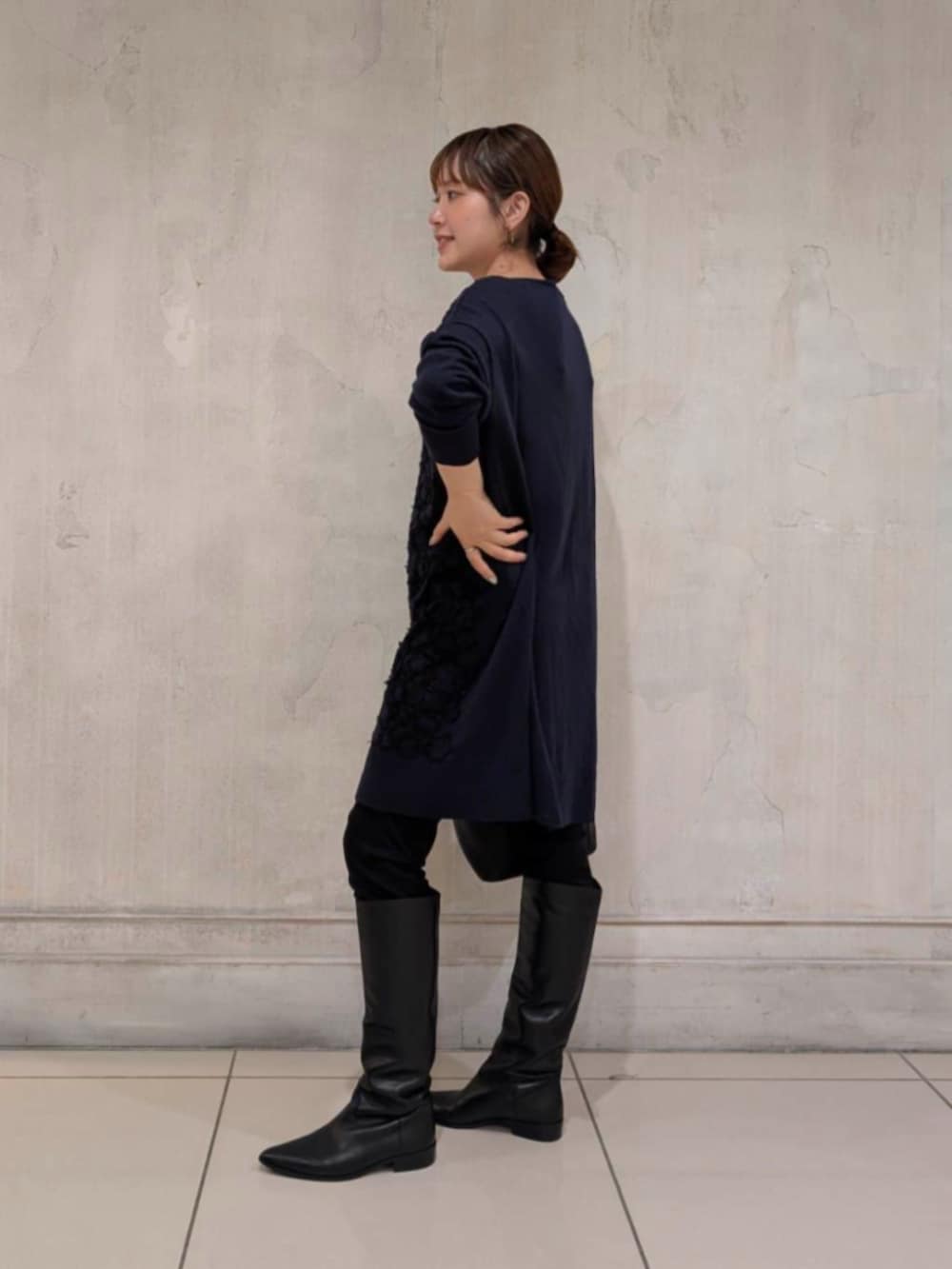 ブラック系のその他パンツ、ブルー系のニット/セーターを着用したレディースの秋コーディネートの3枚目の写真