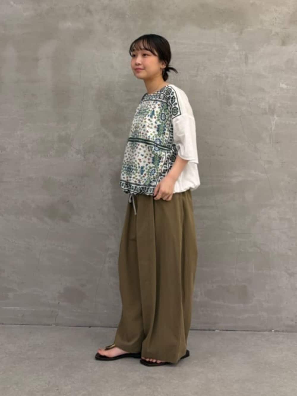 イエロー系のその他パンツ、ホワイト系のTシャツ/カットソーを着用したレディースの春コーディネートの7枚目の写真