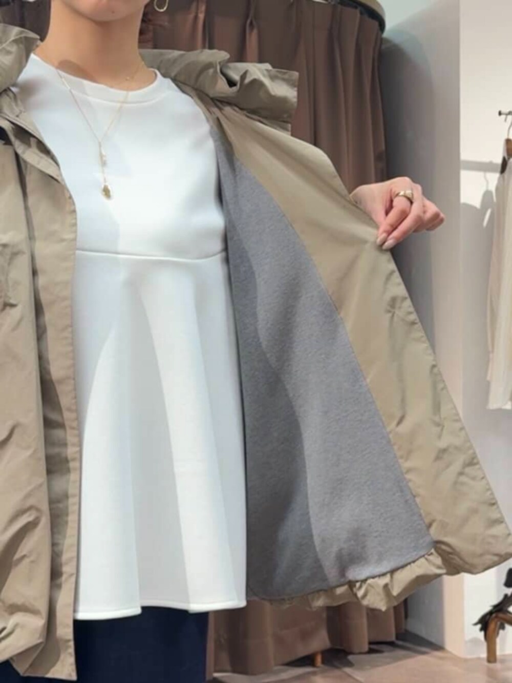 ブルー系のその他パンツ、ブラウン系のブルゾン、ブラック系のトートバッグを着用したレディースの冬コーディネートの7枚目の写真