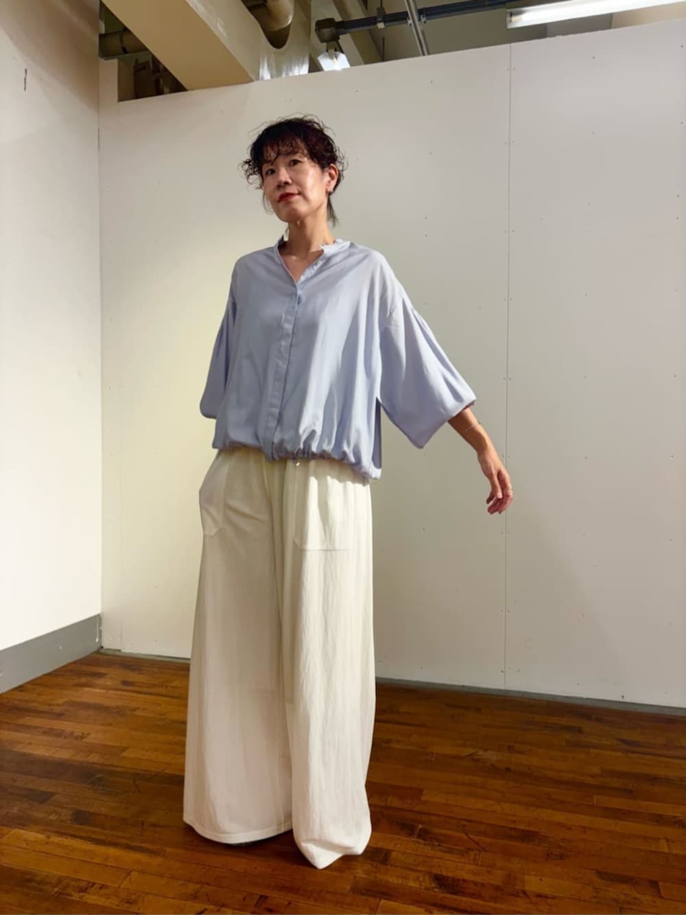 ホワイト系のその他パンツ、ブルー系のシャツ/ブラウス、ブラック系のトートバッグを着用したレディースの夏コーディネートの6枚目の写真
