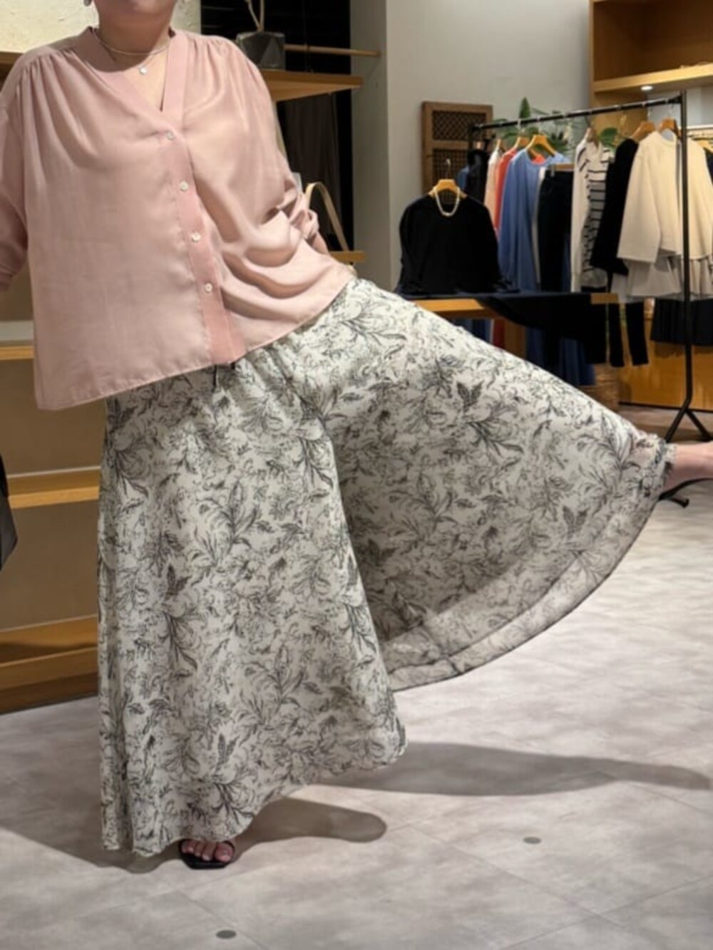 ピンク系のシャツ/ブラウス、ベージュ系のその他パンツを着用したレディースの冬コーディネートの4枚目の写真
