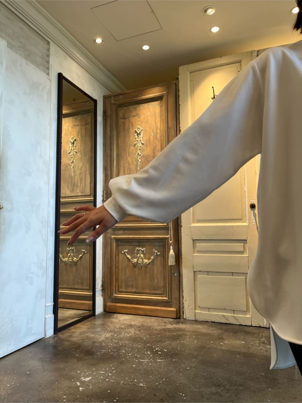 シルバー系のスニーカー、ブラック系のその他パンツ、ホワイト系のシャツ/ブラウスを着用したレディースの冬コーディネートの6枚目の写真