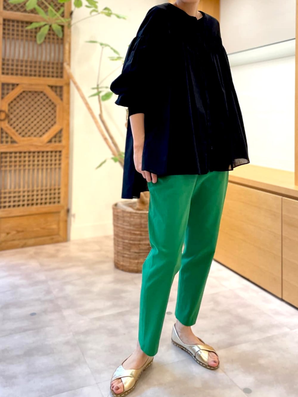 ブラック系のシャツ/ブラウス、ブラック系のTシャツ/カットソー、グリーン系のその他パンツを着用したレディースの春コーディネートの4枚目の写真