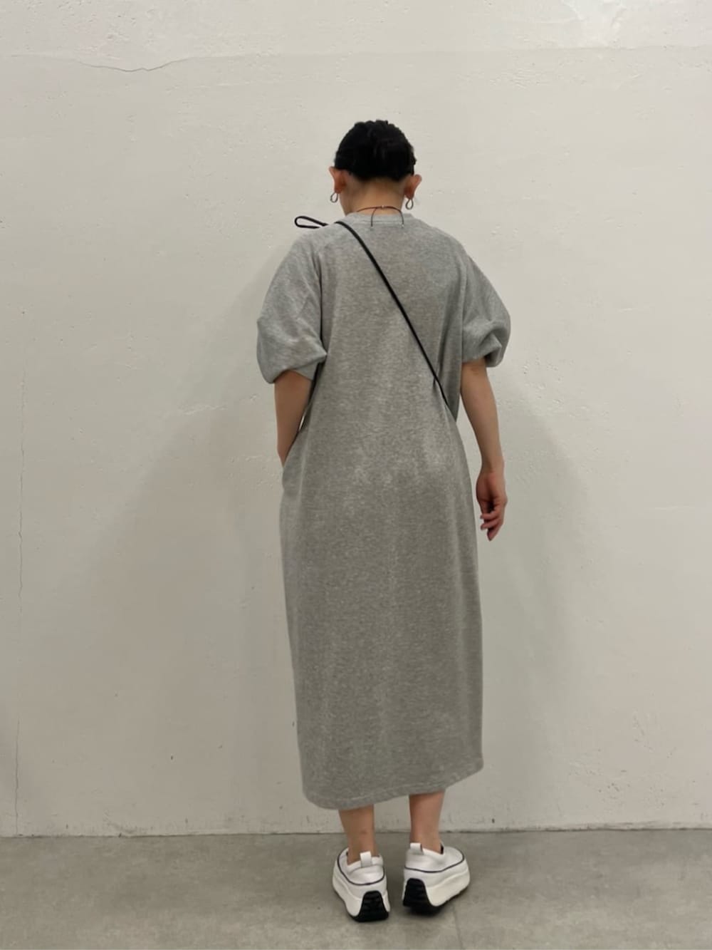 ブラック系のショルダーバッグ、グレー系のワンピース、シルバー系のリングを着用したレディースの冬コーディネートの3枚目の写真