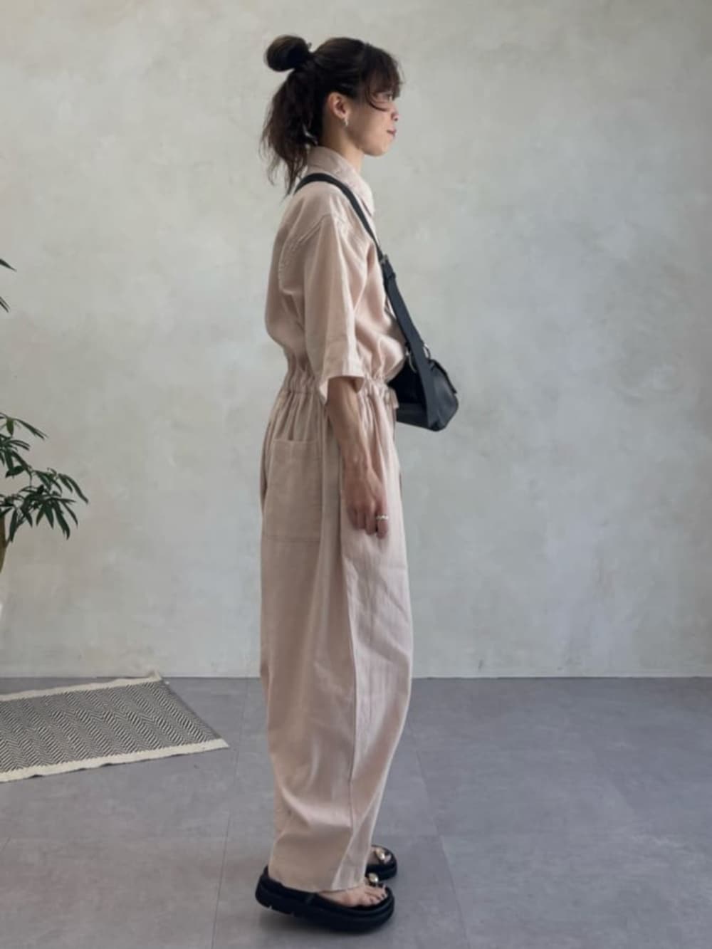 ブラック系のショルダーバッグ、ピンク系のサロペット/オーバーオールを着用したレディースの春コーディネートの3枚目の写真