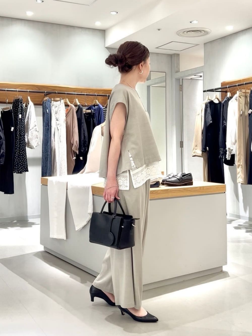 グレー系のシャツ/ブラウス、ホワイト系のシャツ/ブラウス、グレー系のその他パンツを着用したレディースの春コーディネートの4枚目の写真