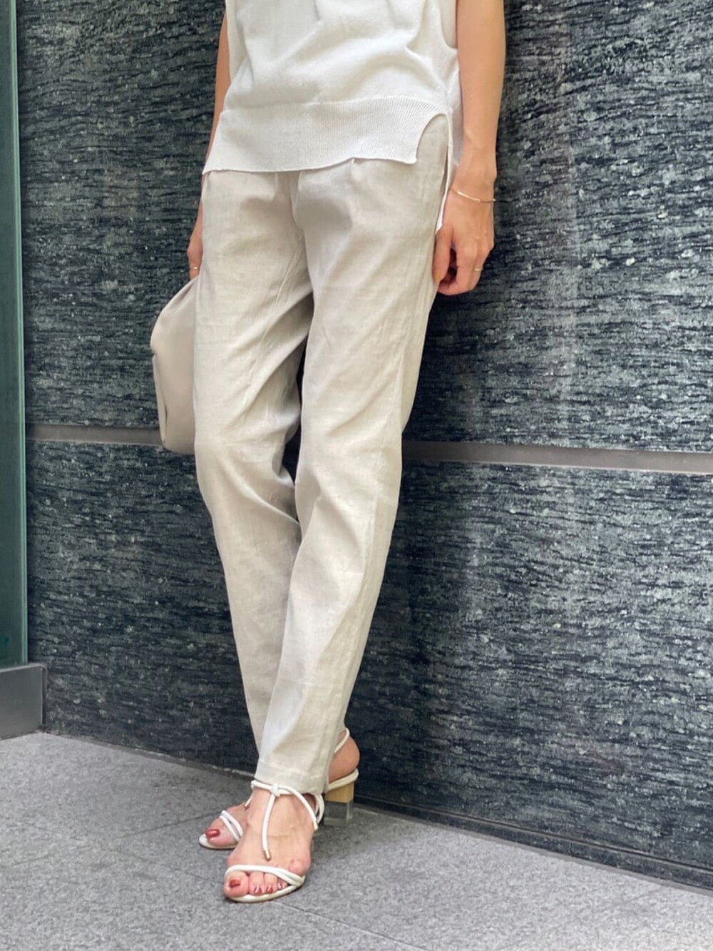 ブラック系のニット/セーター、ベージュ系のその他パンツを着用したレディースの夏コーディネートの3枚目の写真