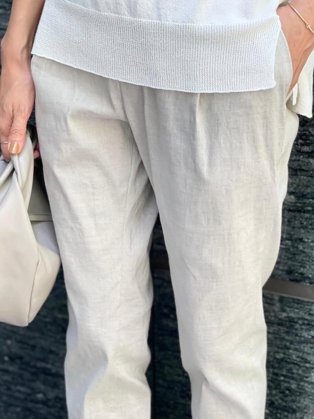 ブラック系のニット/セーター、ベージュ系のその他パンツを着用したレディースの夏コーディネートの2枚目の写真