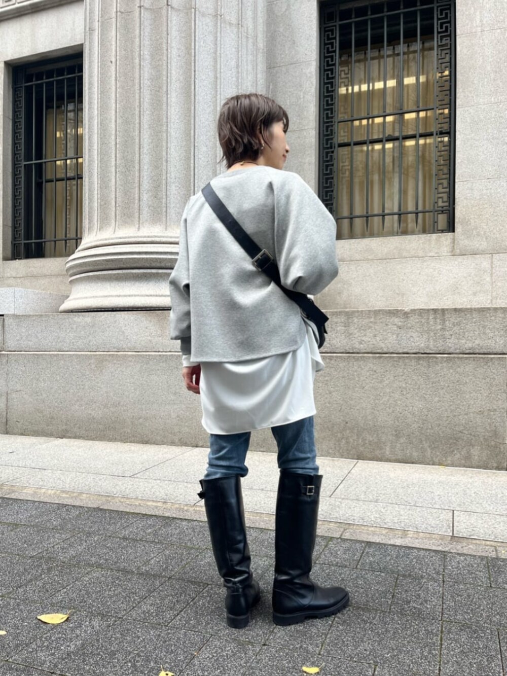 ホワイト系のシャツ/ブラウス、グレー系のTシャツ/カットソー、ブラック系のショルダーバッグを着用したレディースの冬コーディネートの7枚目の写真