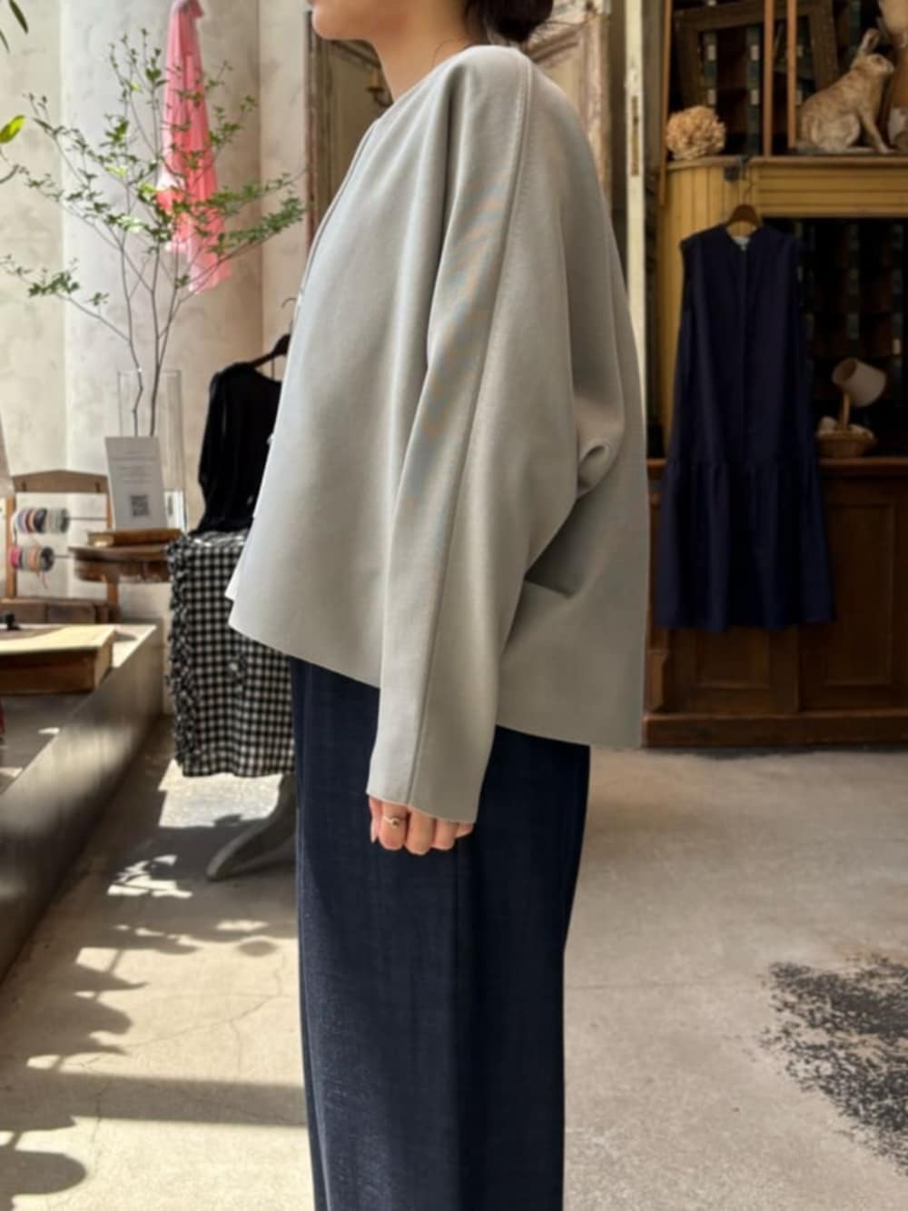 ホワイト系のシャツ/ブラウス、ブルー系のその他パンツ、グレー系のカーディガン/ボレロを着用したレディースの秋コーディネートの3枚目の写真