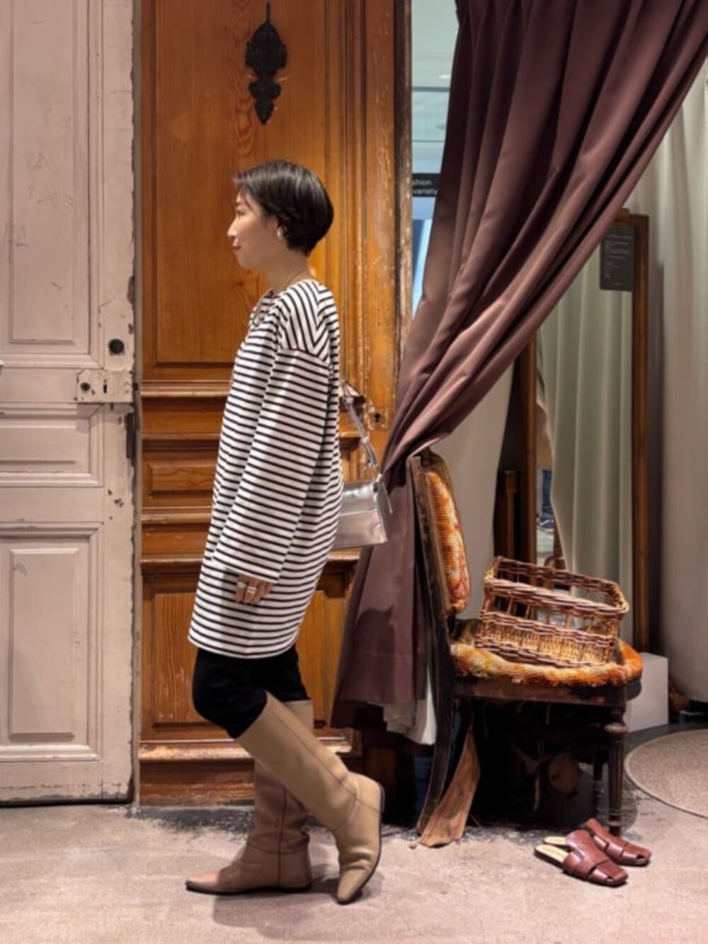 ブラック系のその他パンツ、ブルー系のTシャツ/カットソー、シルバー系のショルダーバッグを着用したレディースの冬コーディネートの4枚目の写真