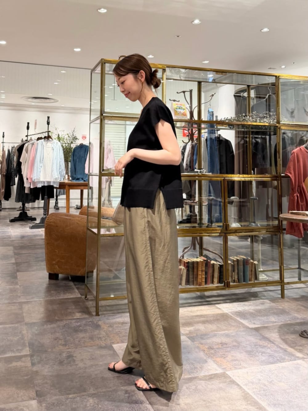 グリーン系のその他パンツ、ブラック系のカーディガン/ボレロを着用したレディースの春コーディネートの2枚目の写真