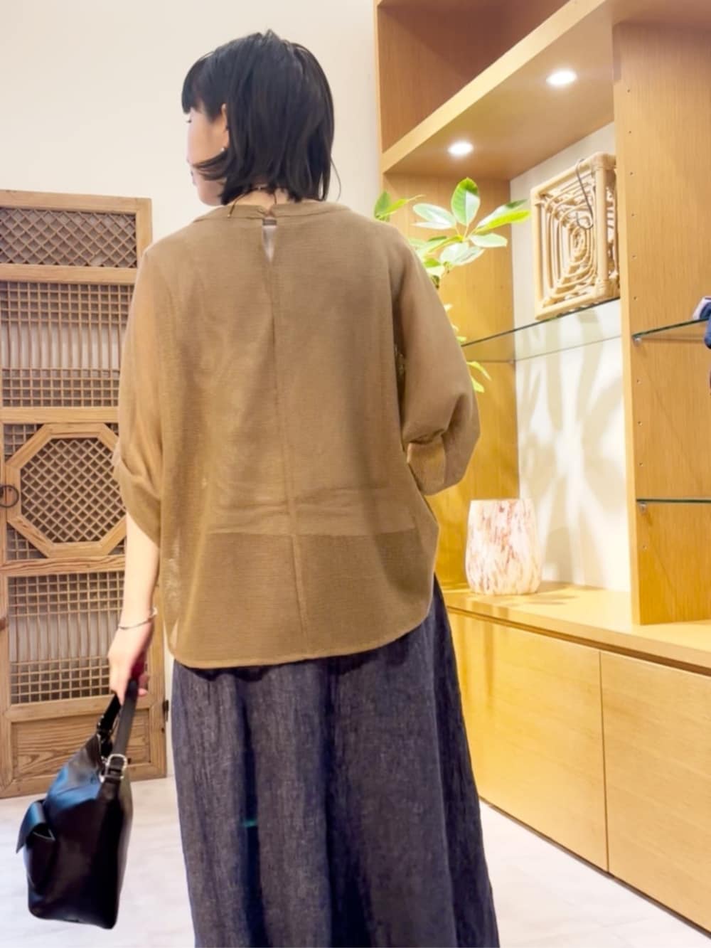 イエロー系のTシャツ/カットソー、シルバー系のリングを着用したレディースの夏コーディネートの10枚目の写真