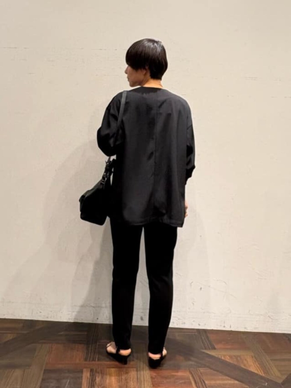 ブラック系のトートバッグ、ホワイト系のシャツ/ブラウス、ブラック系のその他アウターを着用したレディースの春コーディネートの4枚目の写真