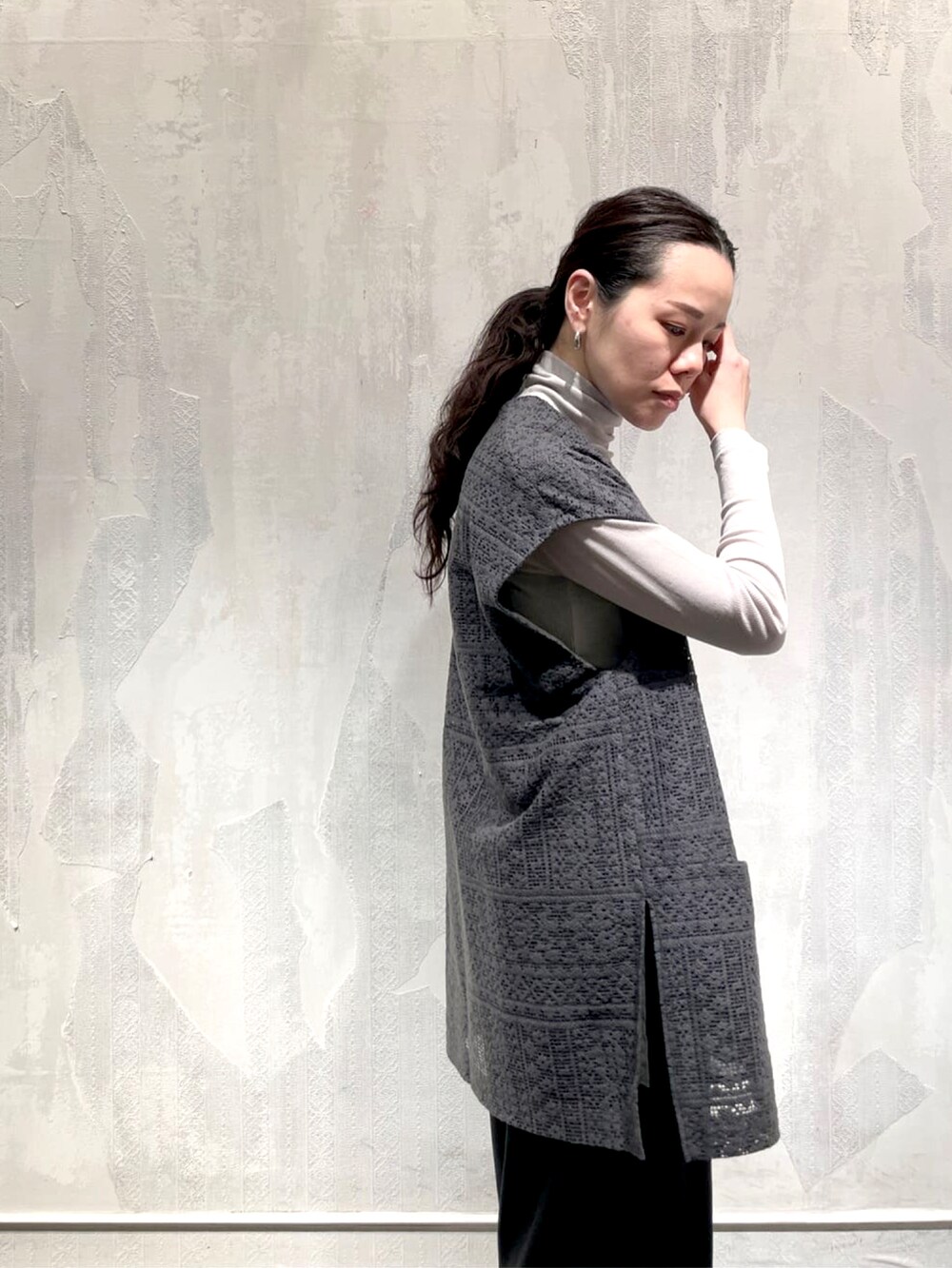 グレー系のシャツ/ブラウス、グレー系のTシャツ/カットソー、ブラック系のその他パンツを着用したレディースの春コーディネートの2枚目の写真