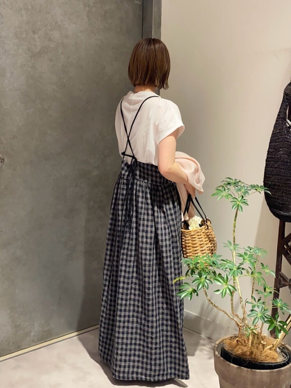 ピンク系のカーディガン/ボレロ、グレー系のワンピース、ホワイト系のシャツ/ブラウスを着用したレディースの夏コーディネートの2枚目の写真