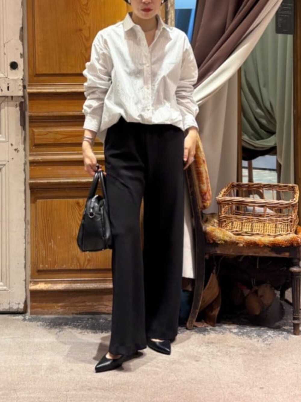 ブラック系のボストンバッグ、ホワイト系のシャツ/ブラウス、ブラック系のその他パンツを着用したレディースの春コーディネートの5枚目の写真