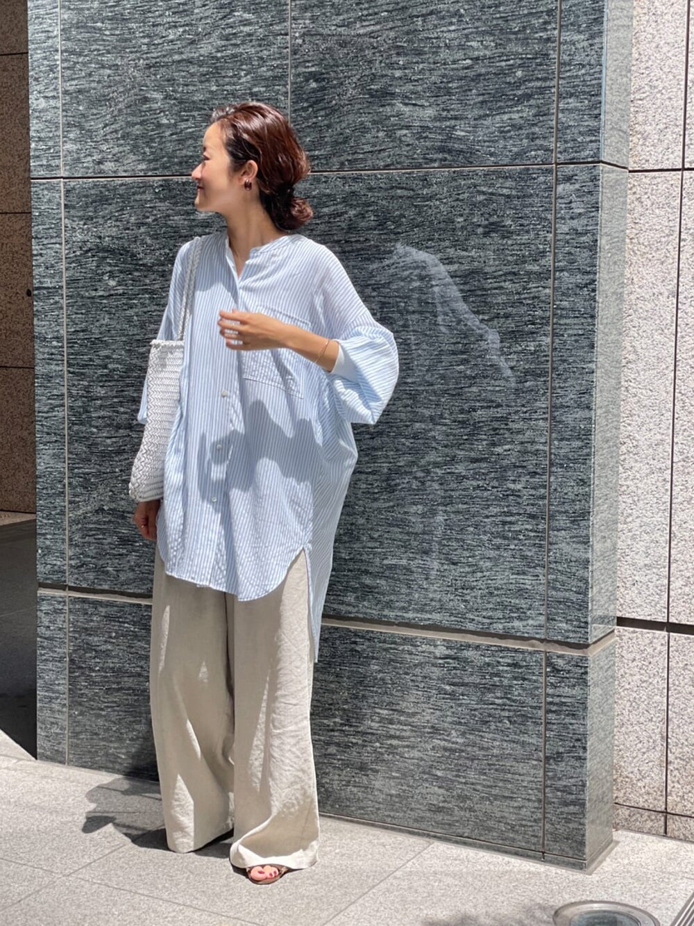 ブルー系のシャツ/ブラウス、ホワイト系のサンダルを着用したレディースの夏コーディネートの5枚目の写真