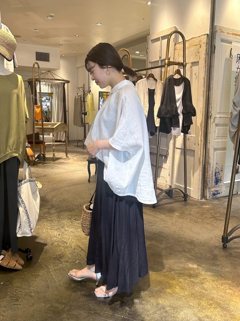 ホワイト系のシャツ/ブラウス、ブルー系のスカートを着用したレディースの夏コーディネートの2枚目の写真