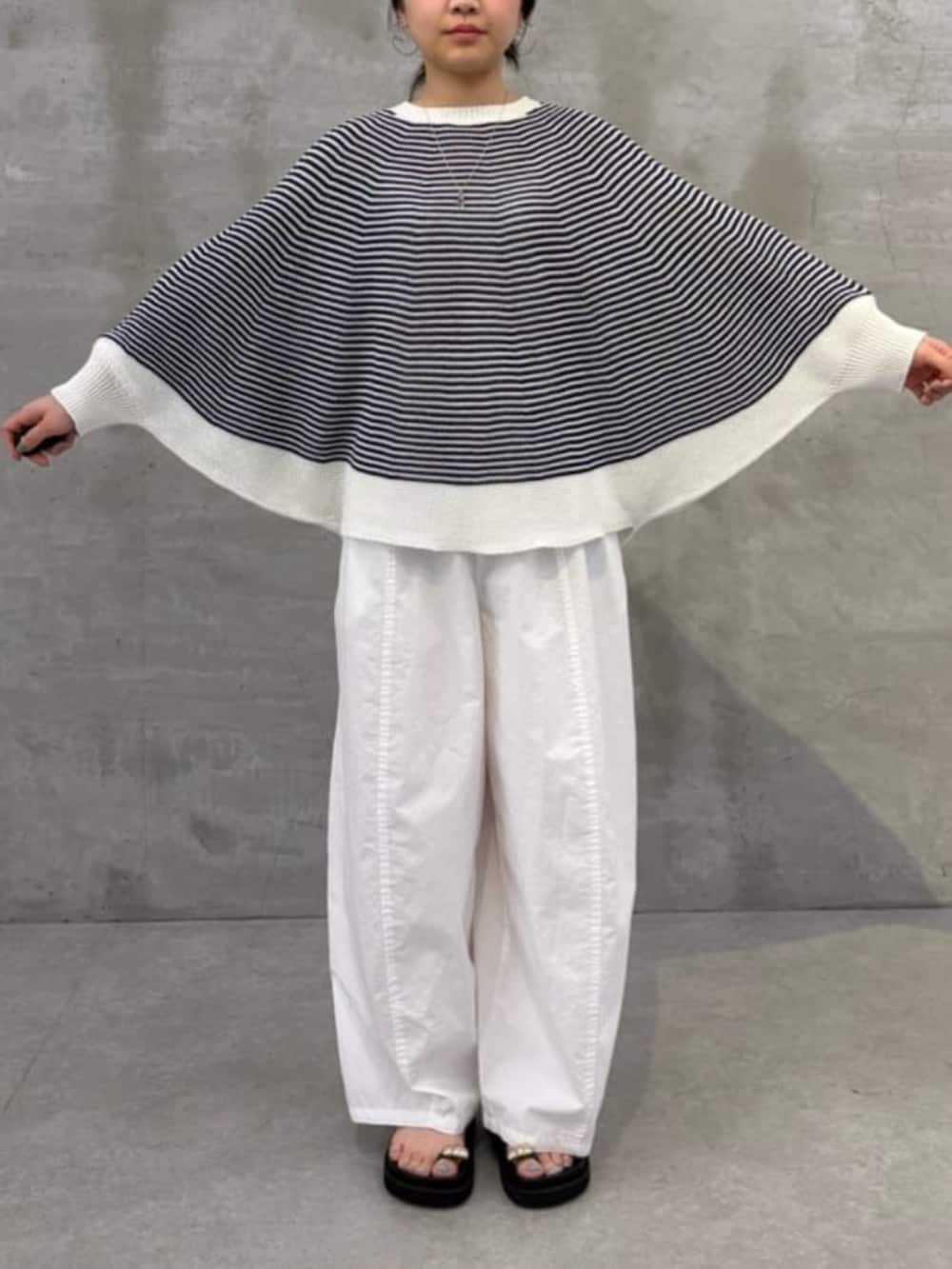 ブラック系のサンダル、ブラック系のショルダーバッグ、ホワイト系のその他パンツを着用したレディースの春コーディネートの7枚目の写真