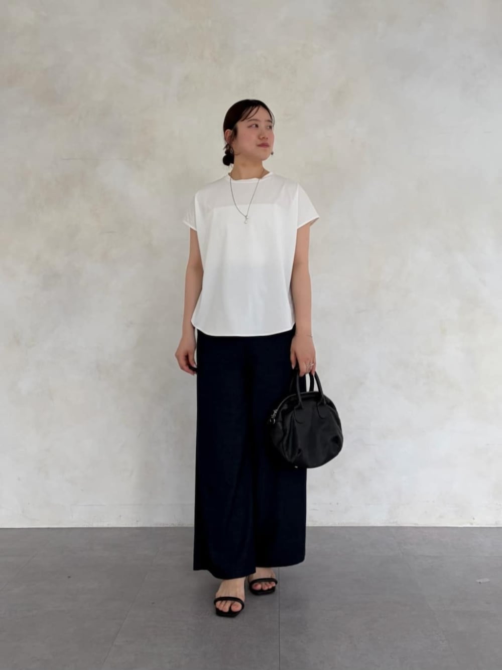 ブルー系のその他パンツ、ホワイト系のTシャツ/カットソーを着用したレディースの春コーディネートの2枚目の写真